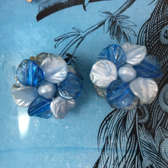 Vintage Clip On Earrings - Picture 5 of 9